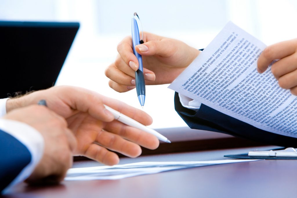 媒介契約とは、不動産売買の仲介を依頼する際に不動産会社と売主の間で結ぶ契約です。